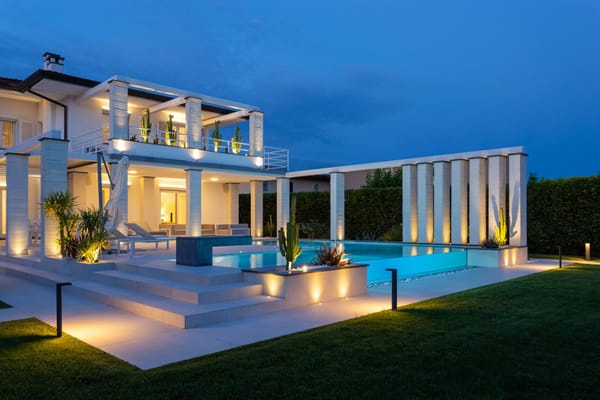 Casa en forte dei marmi con piscina, diseño moderno minimalista, villa due