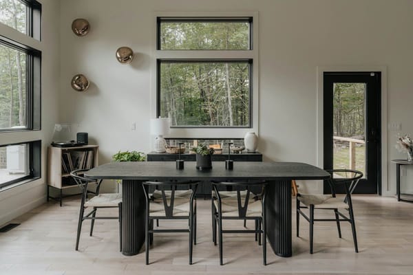 comedor negro moderno, mesa y sillas de madera negra