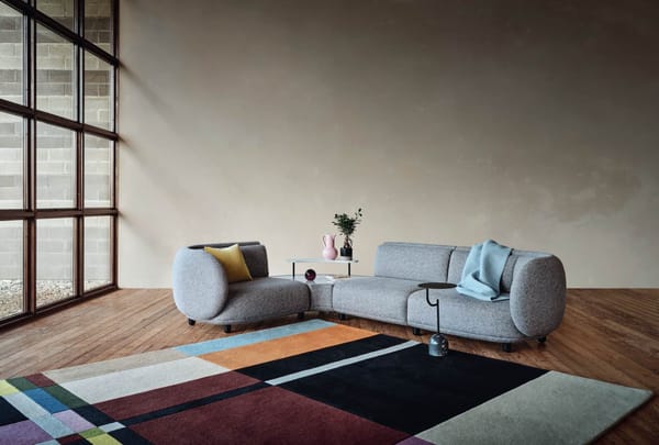 tendencias de diseño de interiores para 2025, sofá y alfombra de moda