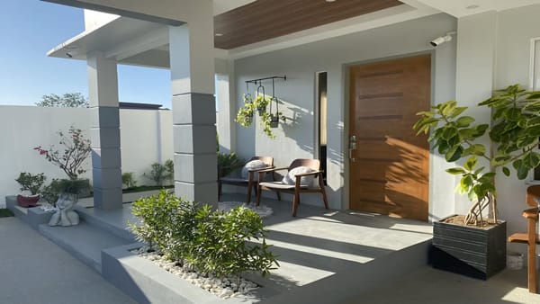 fachada de casa simples com varanda