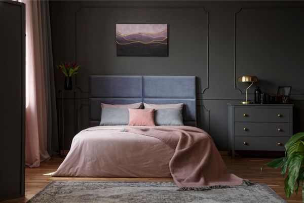 Intérieur de chambre sombre et lugubre avec des touches de rose
